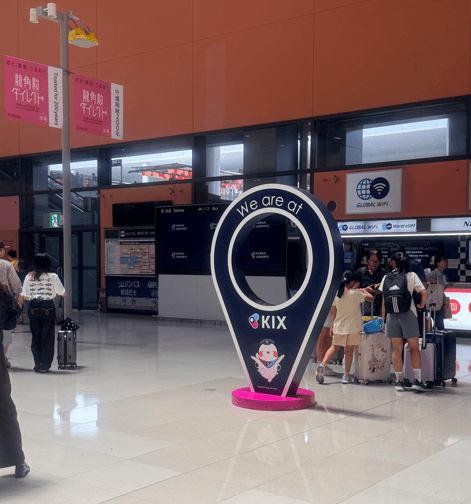 関西国際空港 第1ターミナル1階到着ロビーにあるピンク色のフォトスポット